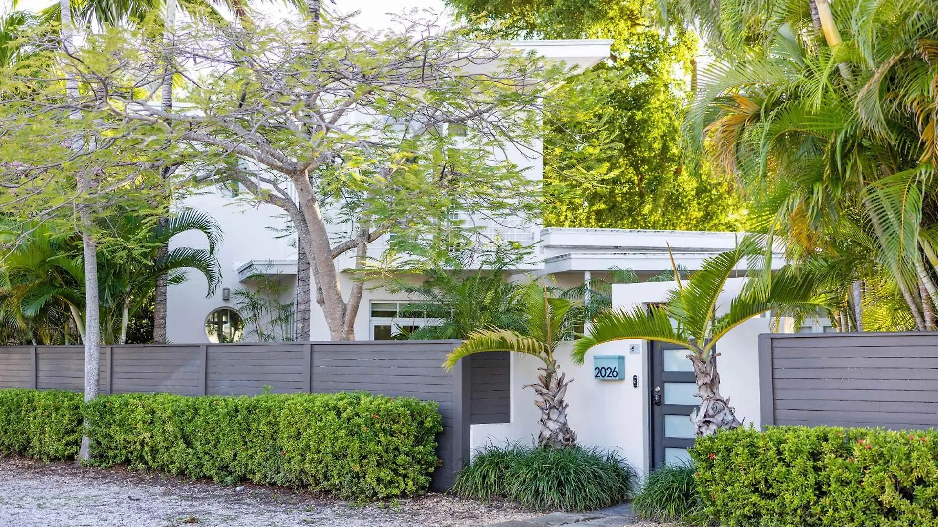 New Hidden Oasis- Waterfall Pool Close To Beach Key West Holiday home