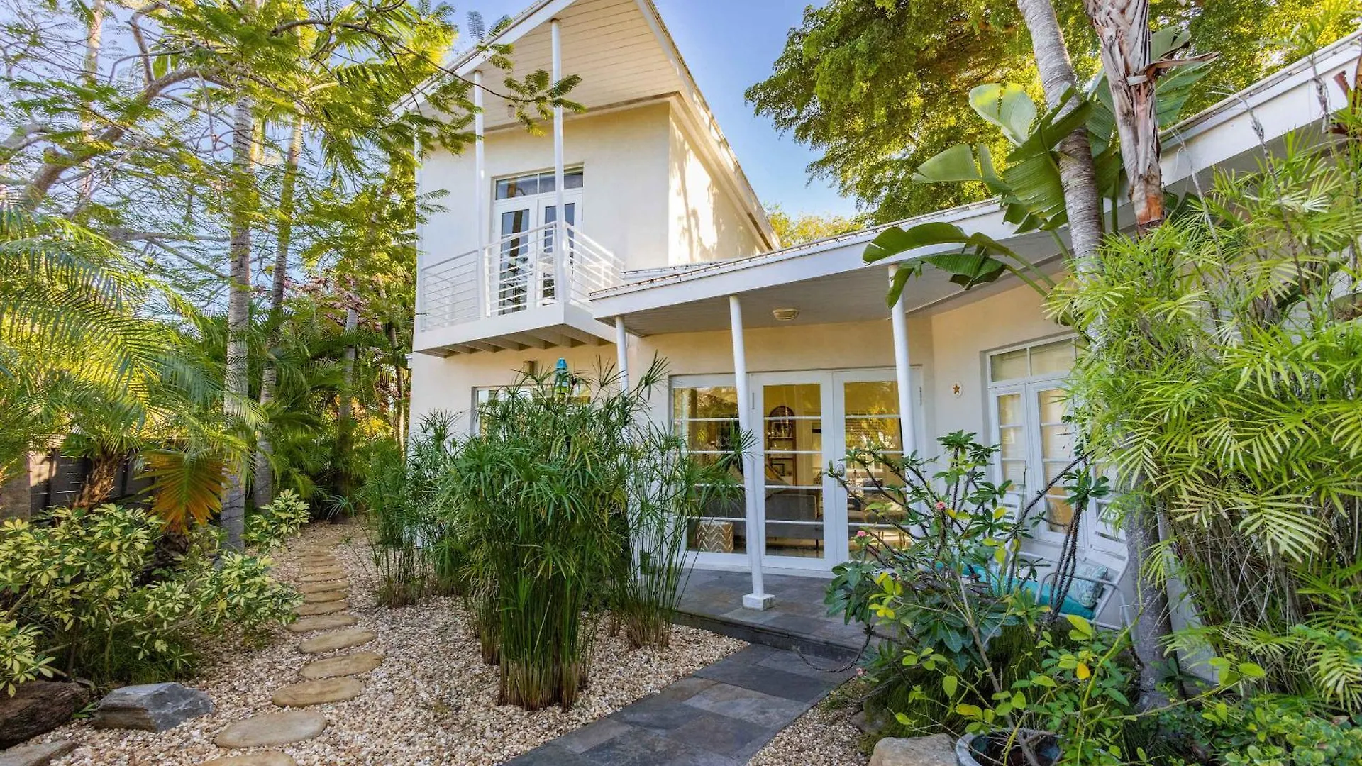 New Hidden Oasis- Waterfall Pool Close To Beach Key West Holiday home